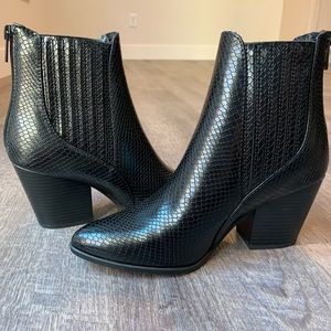 SODA booties, size 7 1/2 in black